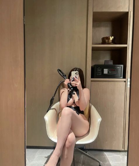两个奶被老头摸着吃视频
